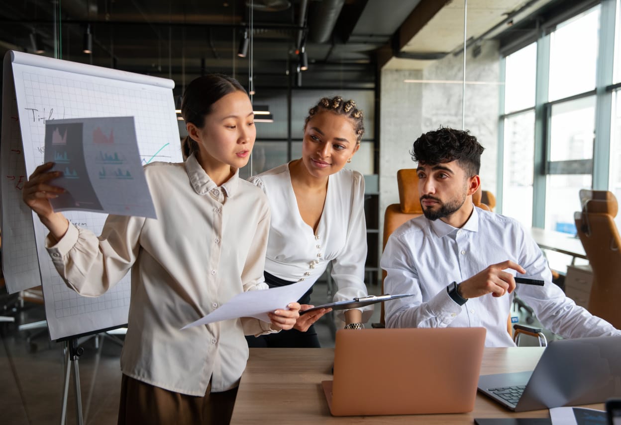 Personas de una empresa organizándose