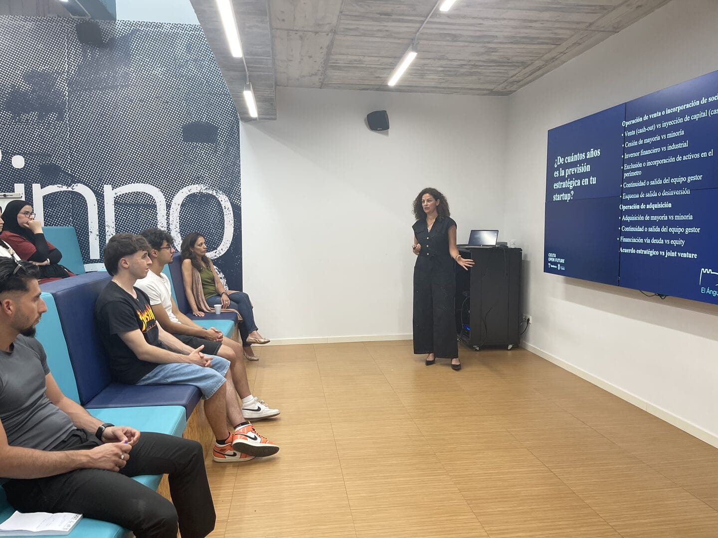 María Mendigutía mentora de legal