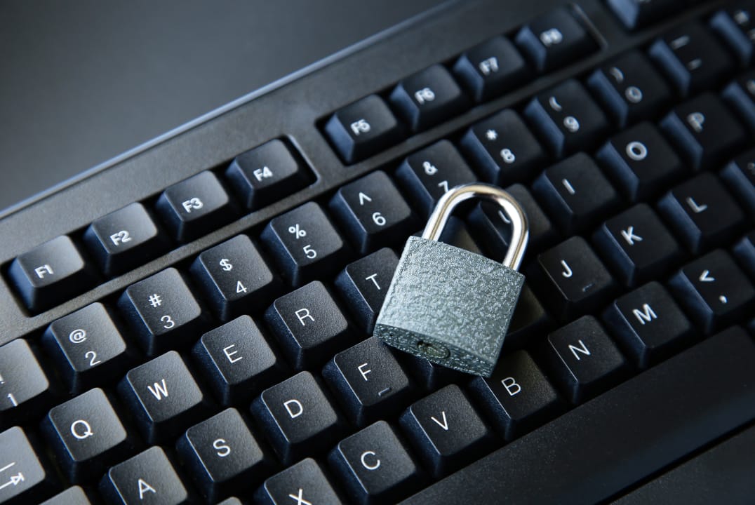 Candado sobre teclado simbolizando la protección de datos de los usuarios en una empresa.