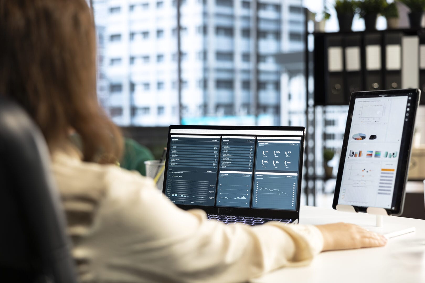 Mujer mira información de su empresa en un ordenador.