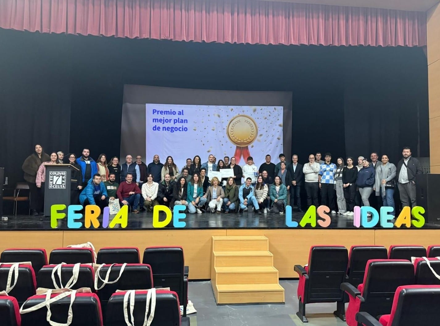 Foto familia en la II Feria de las Ideas