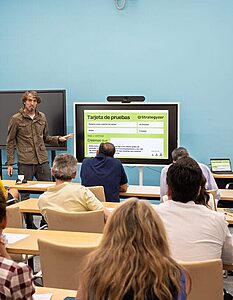 Qué es el modelo flywheel y cómo acelera el crecimiento de tu startup